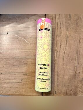Amika Velveteen Dream Smoothing Conditioner 9.2 oz